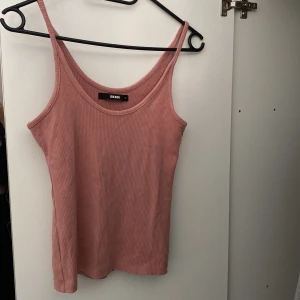 Linne från bikbok - Linne från Bikbok. Lite tjockare material, stretchigt och sitter bekvämt 