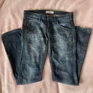Sjukt snygga lågmidjade jeans av Fornarina, köpta på second hand länge sedan för 299kr. Säljer då jag jag ej använder de. Storlek ”29”, men skulle säga att de är XS/S. 