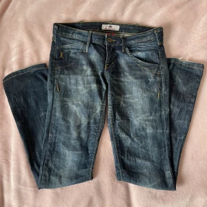 Lågmidjade Jeans - Sjukt snygga lågmidjade jeans av Fornarina, köpta på second hand länge sedan för 299kr. Säljer då jag jag ej använder de. Storlek ”29”, men skulle säga att de är XS/S. 
