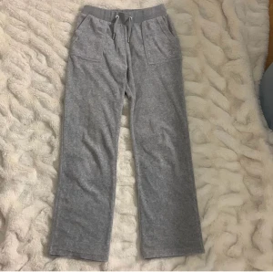 Gråa juicy byxor - 10-11 år