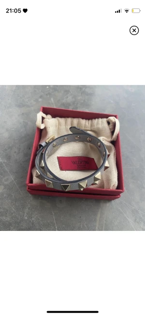 Valentino armband - Säljer mitt URSNYGGA valentino armband. Aldrig använt och en unik snygg färg som inte många har. Priset ligger på 2500 kr men kan tänka mig gå ner lite. Alla nitar kvar och inga slitage