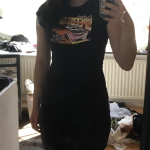 Tajt kläderna  - Så jäkla cool klänning med tryck. Bra kvalitet och skick. Framhäver dina kurvor. Säljer för jag behöver pengar 😃❤️