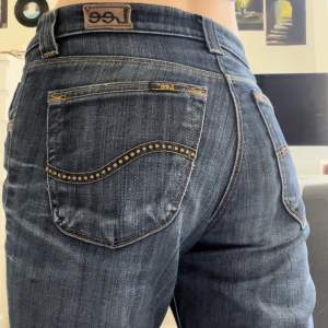Assnygga lågmidjade jeans från Lee!. Midjemått runt 77cm, innerbenslängd 75cm (passar mig som är 170cm) Lite slitna längst ner i benen men annars bra skick. Skriv om du har några funderingar!🫶🫶