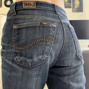 Lee Jeans - Assnygga lågmidjade jeans från Lee!. Midjemått runt 77cm, innerbenslängd 75cm (passar mig som är 170cm) Lite slitna längst ner i benen men annars bra skick. Skriv om du har några funderingar!🫶🫶