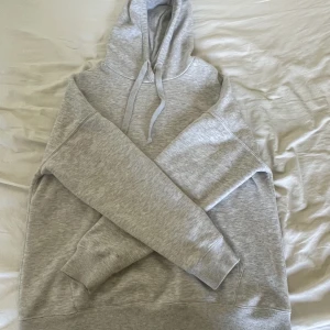Grå hoodie - Grå hoddie med ett par små fläckar, säljer pga den kommer intw till användning kontakta mig ifall ni vill ha fler bilder 💗