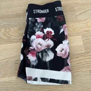 Stronger byxor  - Säljer dessa stronger byxor i storlek XS! Köptes för cirka 700 kr och har haft länge så därav priset💗 priset kan dock diskuteras 
