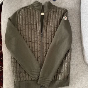 Moncler cardigan - Äkta. Bra skick utan fel. Storlek L passar S.  Passar 170-180. Tar även byten och bud!