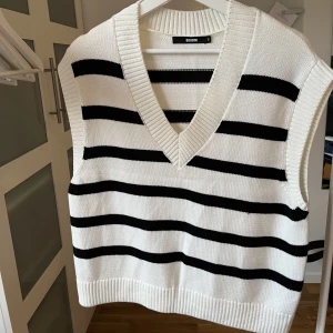 Stickad väst - Randig stickad väst från bikbok! Snygg att ha över t shirt🤩