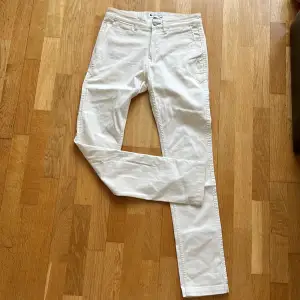 Säljer ett par NN07 chinos i storlek 28/32, Slimfit. Aldrig använda.  Nypris ligger på ~1600.                             !!!PAKETDEAL KAN GÖRAS!!!