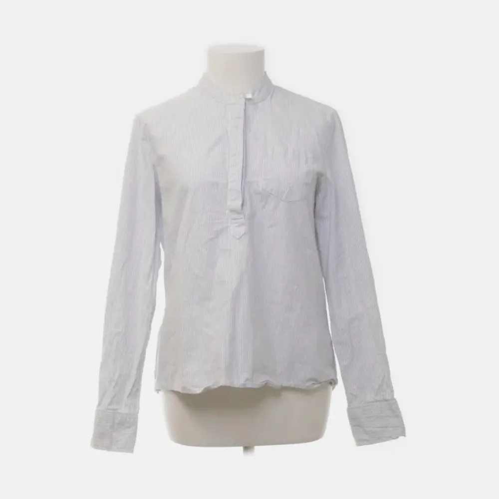 Superfin skjorta med blåa och vita ränder! Köpt från Sellpy men den var tyvärr för liten för mig. S/M men mer som en S.. Skjortor.