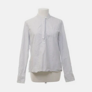 Randig skjorta - Superfin skjorta med blåa och vita ränder! Köpt från Sellpy men den var tyvärr för liten för mig. S/M men mer som en S.