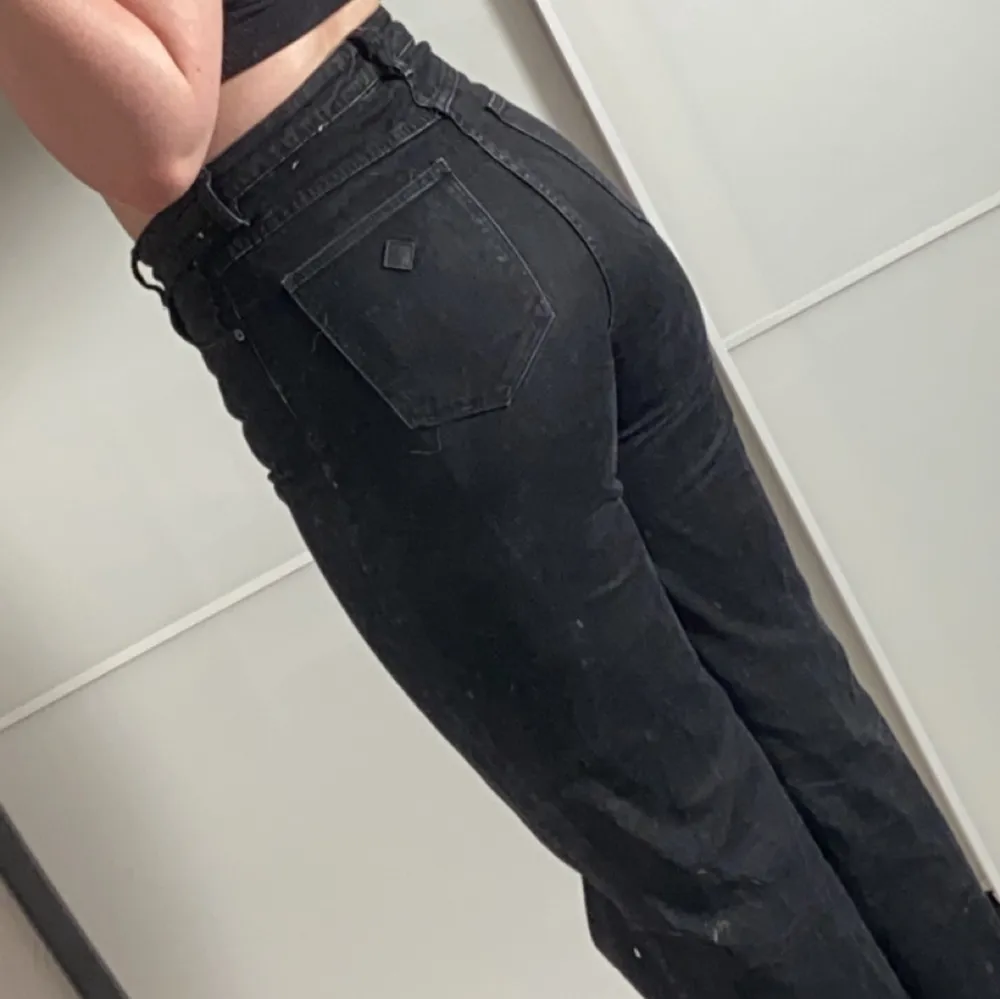 säljer dessa 94 high wide jeans från Abrand då jag tidigare bara använt dem som jobb-byxor, de är i fint skick och sitter jättefint:) de är köpta på jeansbolaget för 999kr. Jeans & Byxor.