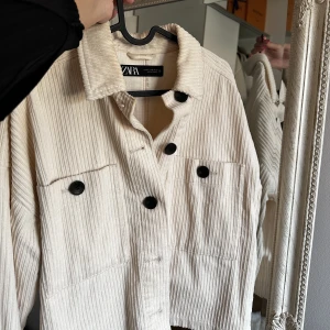 Jacka  - Super fin vår jacka i super fint skick! Kortare modell så den gör strax över rumpan! Fin beige färg. Passar perfekt till det fina vår vädret som är påväg 