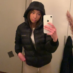 Peak performance jacka - Säljer min fina peakjacka då den inte är min stil längre andvänd bara nåra gånger 