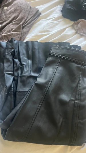 Skin kjol - Säljer denna as coola skin kjolen från hm. Säljer pgr av att den inte kommer till användning längre💞