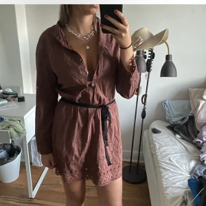 Brun klänning - Brun klänning. Fin att ha med ett band runt midjan eller utan. (Bandet kommer inte med!)