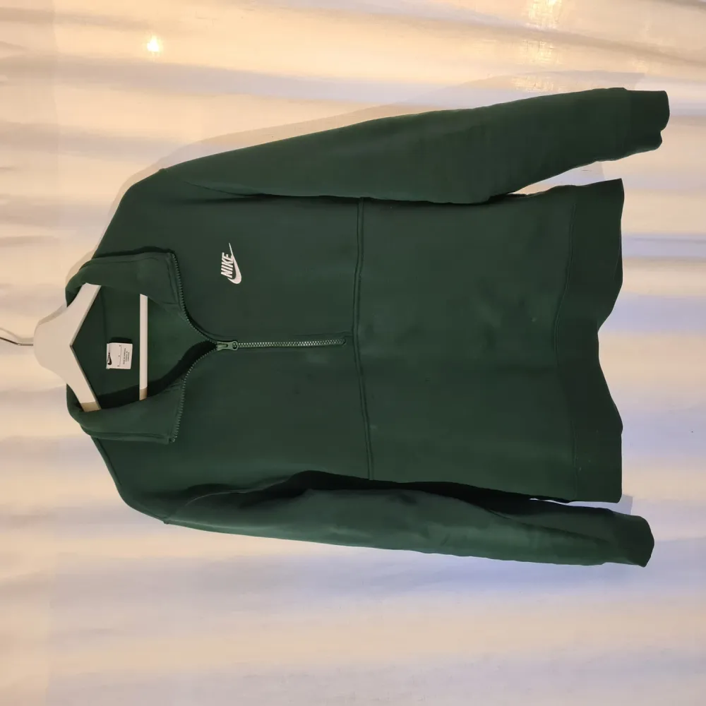 En grön Nike half Zip tröja i storlek medium. Använd fåtal gånger och är i bra skick.. Hoodies.