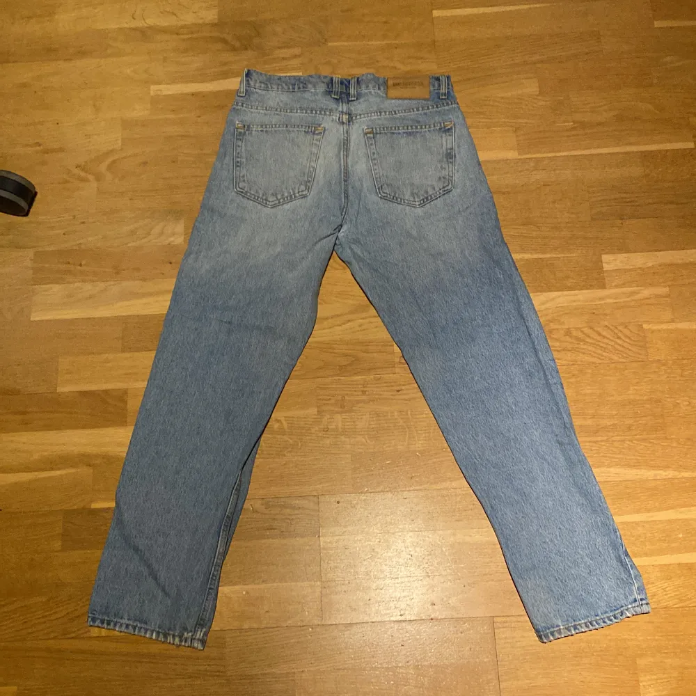 Snygga blå jeans i bra skick. Storlek EUR 38, passar bra på 165-175 cm. Köpare står för frakt. Jeans & Byxor.