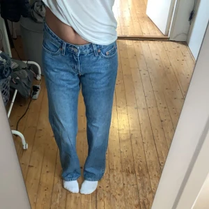 Weekday Arrow Low  - Jag säljer mina weekday arrow low jeans då dom ej kommit till användning. Aldrig använts endast testade. Skriv privat för mer info eller bilder. 