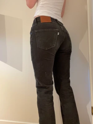 Levis jeans Manchester  - Ett par superfina mörkgröna Manchester byxor ifrån levis💗modellen 511 som är min favorit☺️lågmidjade men tyvärr avklippta🙈Dem passar mig i längden som är 166