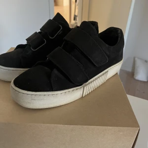 Skor  - Säljer dessa jättetrendiga och snygga mocka sneakers!👌😍köpta på Zalando från märket Zign❤️‍🔥❤️‍🔥💫(priset kan diskuteras)☺️❤️