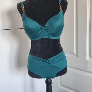 Emerald grön bikini [ inte använd ] - En högmidjad emerald grön bikini med guld detaljer .  Jätte fin till sommaren. Aldrig använd.   Topp: 85D Underdel : XL 