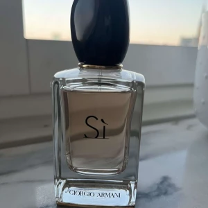 Si Giorgio Armani - Använd fåtal gånger, men fortfarande mycket kvar (se bild). Nypris: 900kr