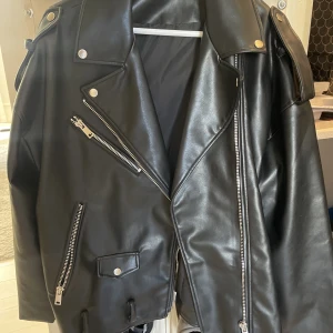 Skinnjacka - Skinnjacka, aldrig använd, storlek medium