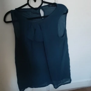 Blus - Blus med en rosett vid kragen i fint skick 