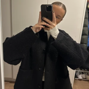 MONKI jacka svart - Svart jacka från monki. Helt slutsåld överallt 😇 Storlek M men passar även mindre och större beroende på önskad passform. Jag är 170 och vanligtvis en S/M. Köpt förra året men sparsamt använd. ‼️350 VID SNABB AFFÄR ‼️