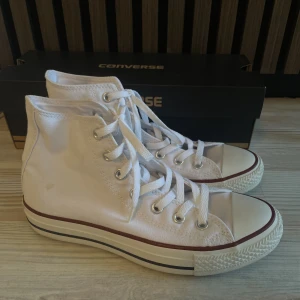 Vita converse  - Vita converse som är använda en gång, de har en liten fläck som man ser på sista bilden.