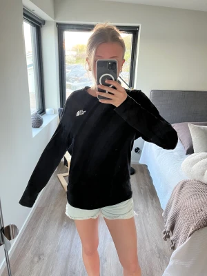 Tröja - Långärmad svart tröja från the Nort face med tryck på ryggen😄