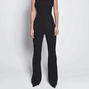 LXA svarta högmidjade kostymbyxor  - superfint skick