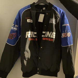 Racer jacka - Racer jacka från h&m. Aldrig använd, bara testad. Väldigt oversize i storleken.