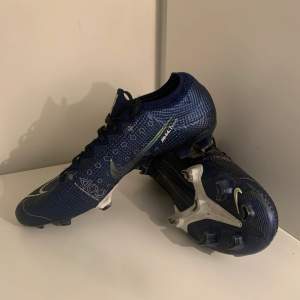 Nike Mercurial vapor 13 i storlek 40 EU. De är i väldigt bra skick. Använda ett fåtal gånger. Kontakta oss här, via mejl eller Instagram om ni är intresserade. Mvh Rshoes