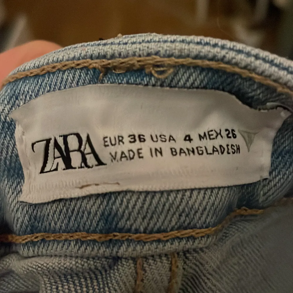 Säljer min fina shorts från Zara perfekt nu till sommaren🌸 Storlek 36 men jag skulle säga 34☺️ säljer även fler grejer på min profil ❤️. Shorts.