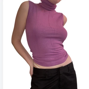 Lila kortärmad polo💜 - Lila/rosa polotröja utan ärmar! Skön, 100% bomull, snygg! Passar XS-M, väldigt y2k💓 Endast använd ett fåtal gånger, så i bra skick!🌟