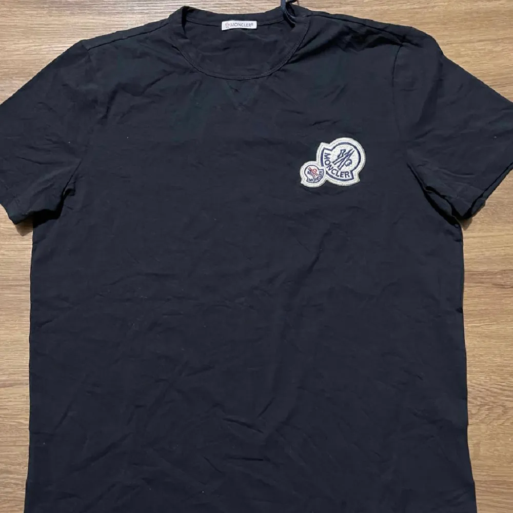 Säljer min Moncler t-shirt, ej äkta men den är väldigt bra gjord, köpt  den för 1000kr och säljer den för 400, storlek L är det men sitter som en M-L Aldrig använd!. T-shirts.