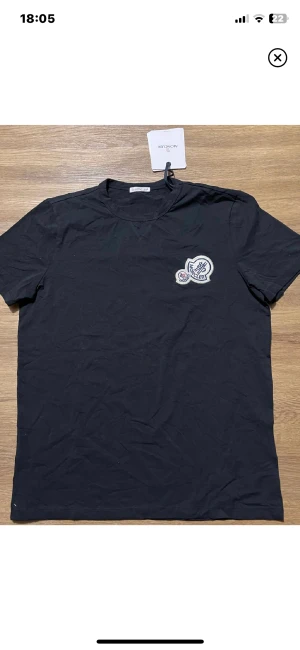 Moncler t-shirt - Säljer min Moncler t-shirt, ej äkta men den är väldigt bra gjord, köpt  den för 1000kr och säljer den för 400, storlek L är det men sitter som en M-L Aldrig använd!