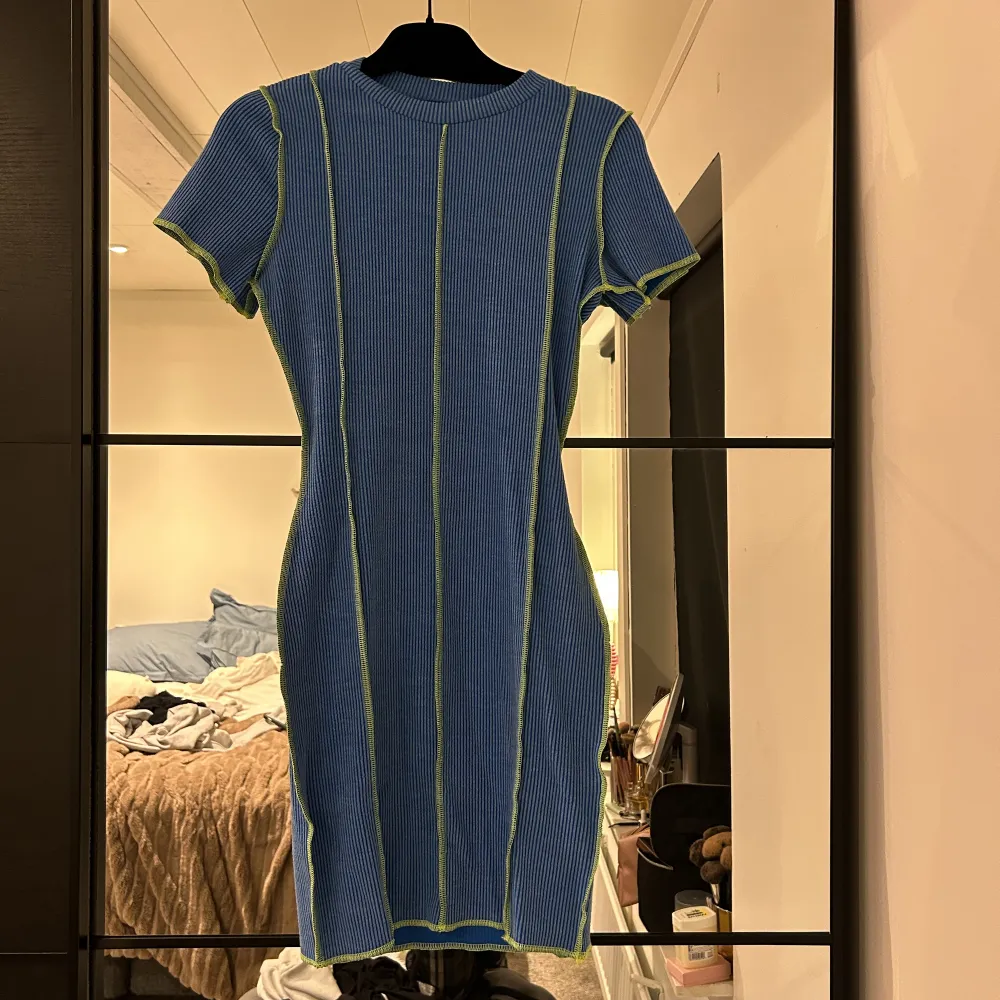 Säljer en helt oanvänd ribbad klänning med gröna sömmar från ASOS i storlek XS💞Nypris 349kr, säljer för 70kr + frakt!. Klänningar.