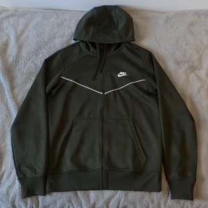 Nike Sportwear luvtröja - Väldigt fin tröja skick 10/10 inga fel på den, perfekt i storleken. 