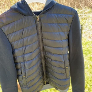 Moncler Cardigan  - Tjena säljer nu min Cardigan Storlek M fits S    3000kr  8/10, pyttelitet hål nere vid ryggen, skickar såklart bild på detta. Kvitto finns 