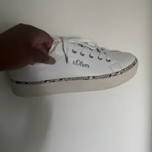 Fina & snygga sommar sneakers/skor som är jätte bra nu till sommaren! Skorna har orm mönster på sidan och på baksidan. Skorna passar även perfekt till Stockholms stilen till er som tycker om den! Storlek 40. Aldrig använda. 