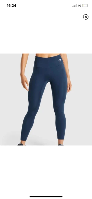 Gym shark tights - Säljer ett par mörk gröna/ blåa gym shark tights. Säljer då det är lite små på mig och kommer då inte till användning💓💓 Som nya, alltså inga defekter eller liknande!