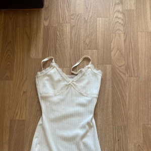 Klänning - Jätte söt sommar klänning. Lite lite sliten men inget man tänker på. 