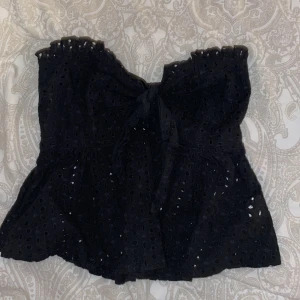 Top - En svart top med Knut i mitten