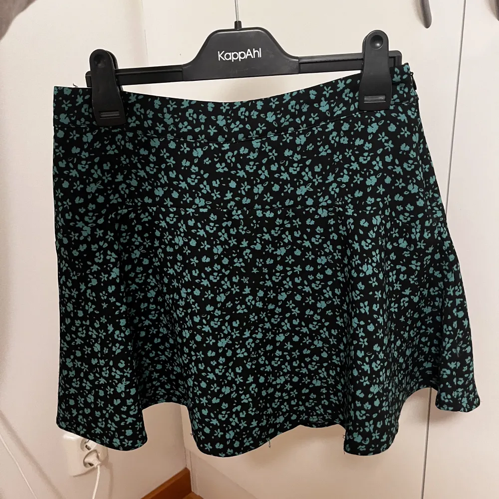 Superfin svart/grön blommig kjol med inbyggda shorts! I riktigt bra skick och helt perfekt till sommaren!🌷. Kjolar.