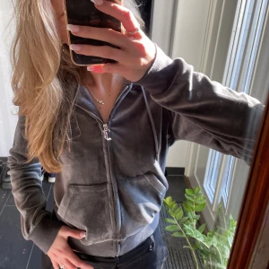 Kofta - Oanvänd juicy Couture kofta i grå! 💗🙌🏼