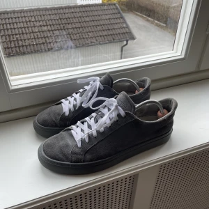 Garment project skor - Säljer mina garment project skor i storlek 46. Säljer pga att dom inte passar längre. Skon är i väldigt bra skick men originella snöret gick sönder och kommer inte med. Pris kan absolut diskuteras! Hör av dig om du har frågor🙌