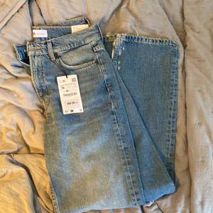 Säljer ett par superfina helt oanvända zara jeans som var för stora för mig och jag inte hann lämna tillbaks💛